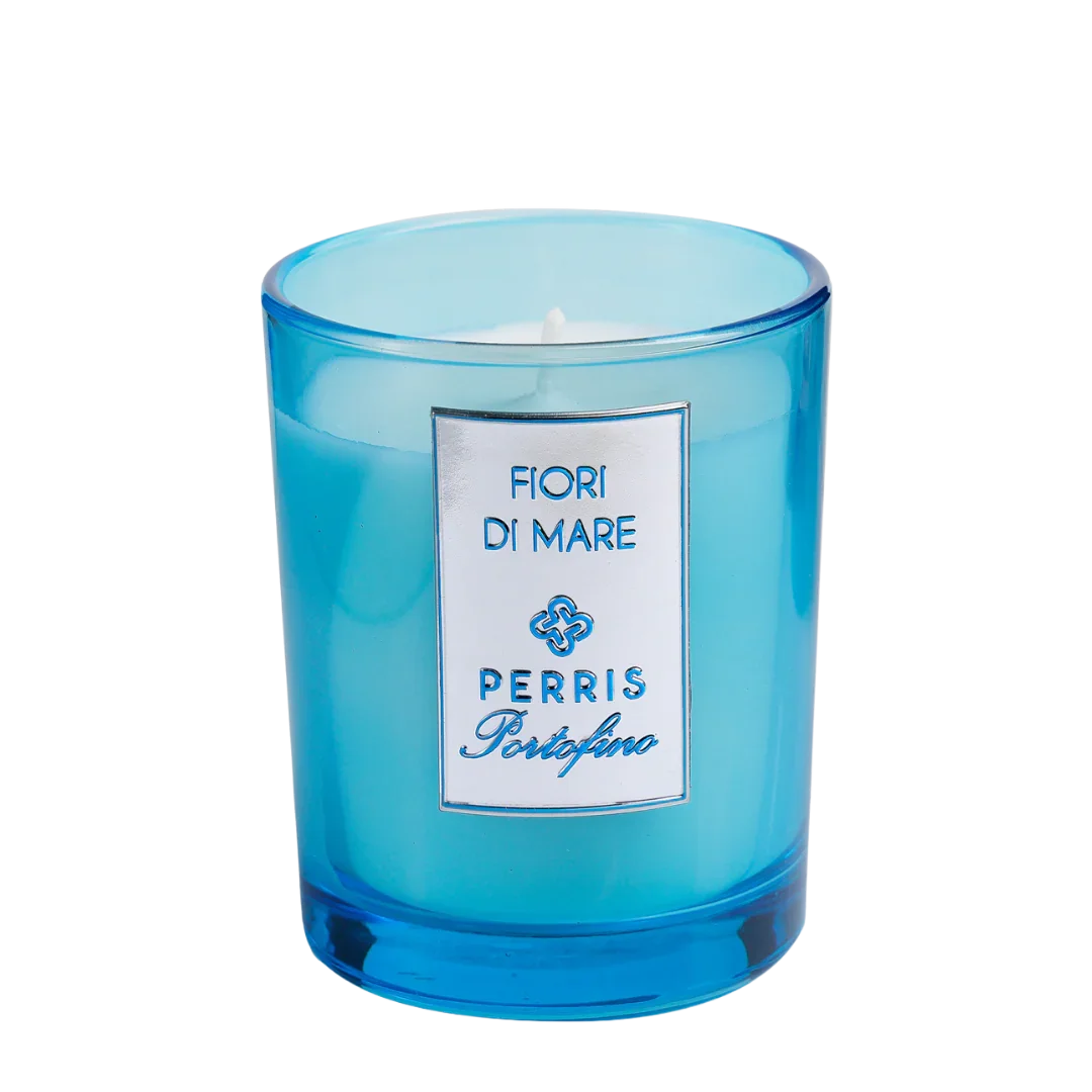Duftkerze in einem blauen Glasbehälter mit weißem Etikett, darauf die Aufschrift "FIORI DI MARE" und "PERRIS Portofino". Produkt: Perris Portofino - Fiori di Mare - Duftkerze, Anbieter: Perris Monte Carlo.