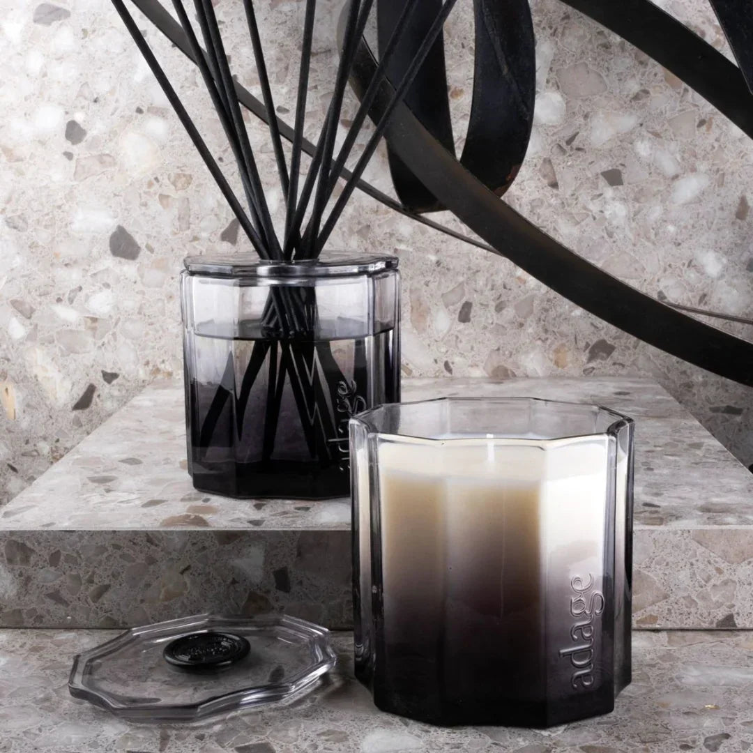 Nordic Atlantic Diffuser und Kerze von source adage, in einem eleganten Glasgefäß mit schwarzem Farbverlauf.