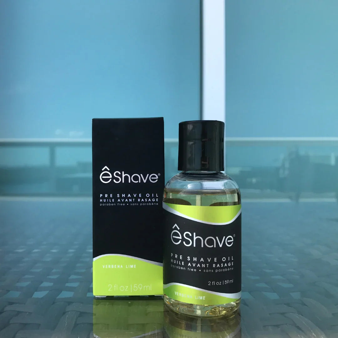 Pre Shave Oil Verbena Lime von eShave. Transparente Flasche mit schwarzem Deckel, grünes Etikett mit weißem Schriftzug.