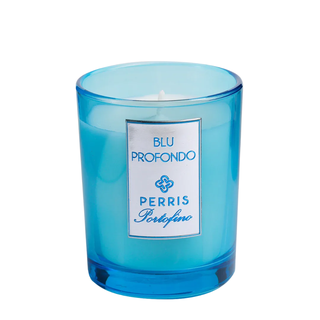 Duftkerze "Perris Portofino - Blu Profondo" von Perris Monte Carlo, in einem blauen Glasbehälter mit weißem Wachs.