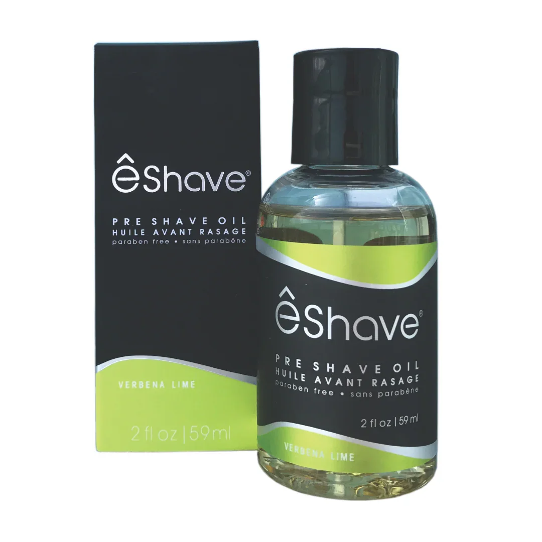 Durchsichtige Flasche mit schwarzem Verschluss, "Pre Shave Oil Verbena Lime" von eShave auf dem Etikett. Schwarze Verpackung daneben.