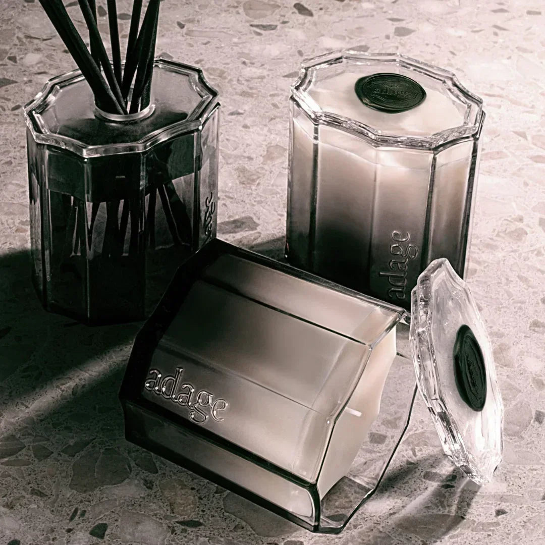 Duftkerze in oktogonaler Glasform mit abnehmbarem Deckel und "adage"-Prägung. Titel: North Atlantic Duftkerze. Anbieter: source adage.