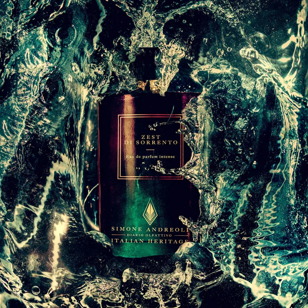 Parfümflasche mit dem Etikett "Zest di Sorrento" von Simone Andreoli, umgeben von spritzendem Wasser.