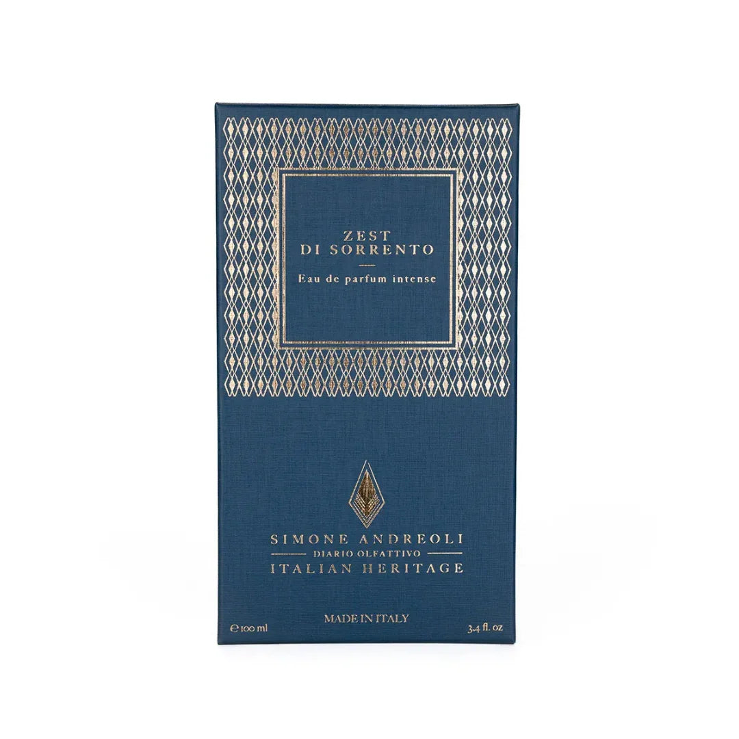 Blaues Parfümflakon mit goldener Schrift, "Zest di Sorrento" von Simone Andreoli. Flakon hat diamantförmiges Muster.