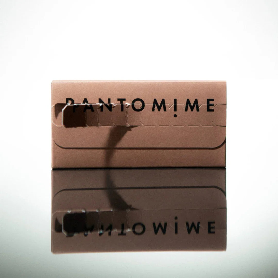 Das Bild zeigt das "Discovery Set 5 x 1,5 ml" von Pantomime. Die Verpackung ist aus braunem Karton mit schwarzem Logo.