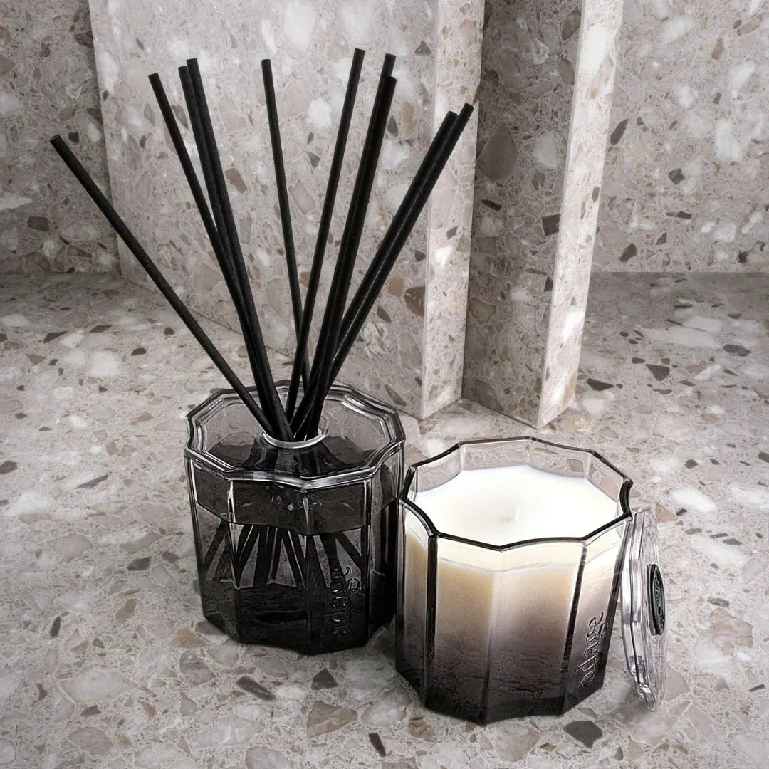 Eleganter Raumdiffuser mit schwarzem Glasbehälter und schwarzen Stäbchen. Produkt: Studio Romano Diffuser, Anbieter: source adage.