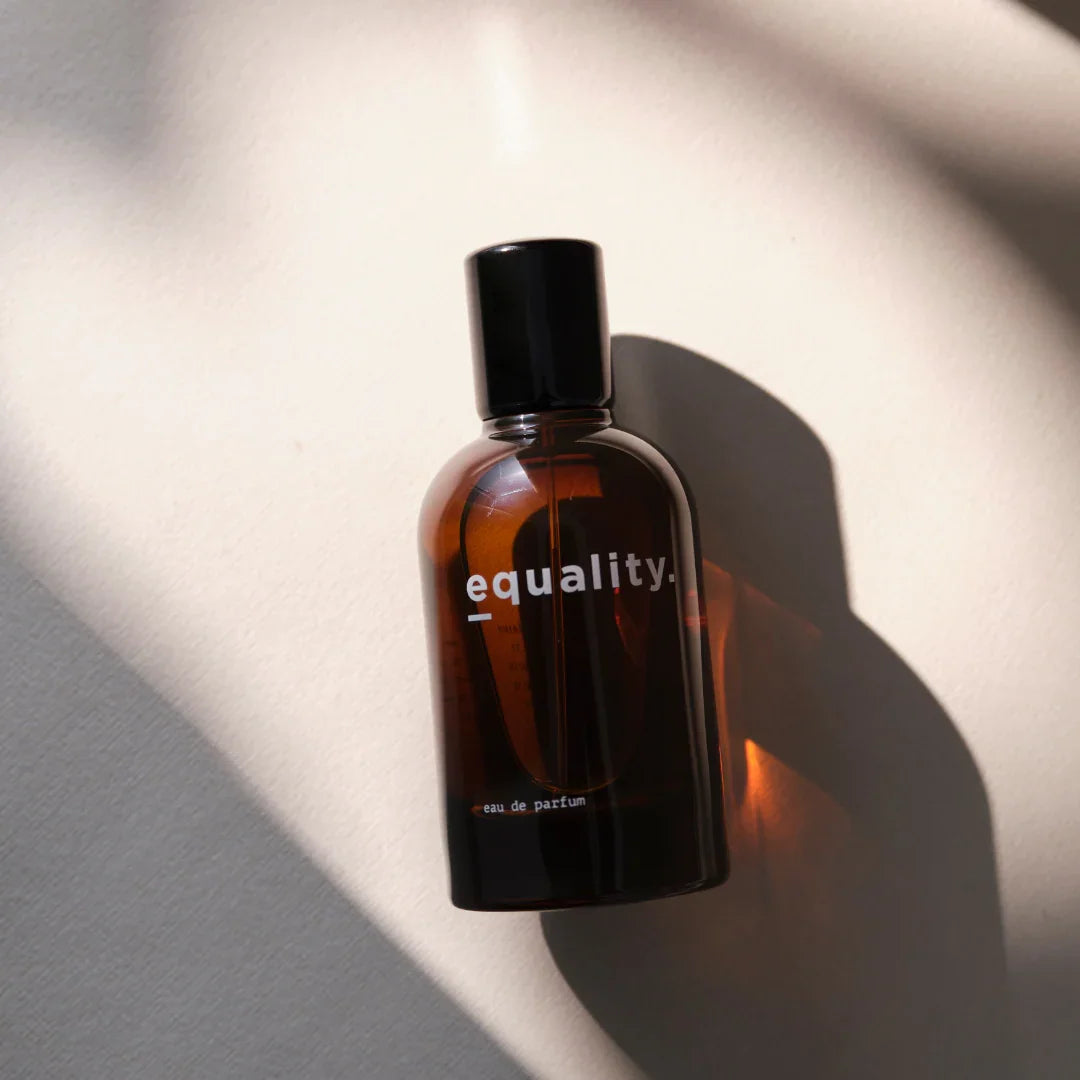 Braunes Parfümfläschchen mit schwarzem Deckel, Aufschrift "equality". Produktname: equality, Anbieter: equality.