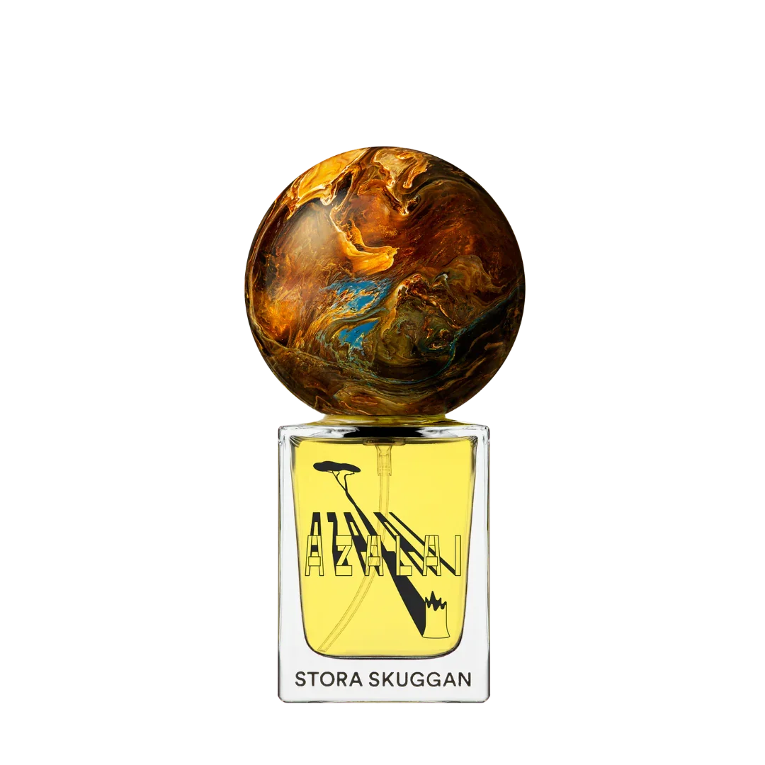 Flakon des Parfüms "Azalai" von Stora Skuggan mit gelber Flüssigkeit und einem kugelförmigen, marmorierten Verschluss.