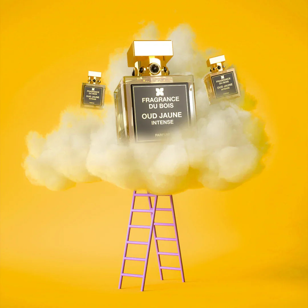 Drei Parfümflakons "Oud Jaune Intense" von FRAGRANCE DU BOIS schweben auf einer Wolke über einer lila Leiter.