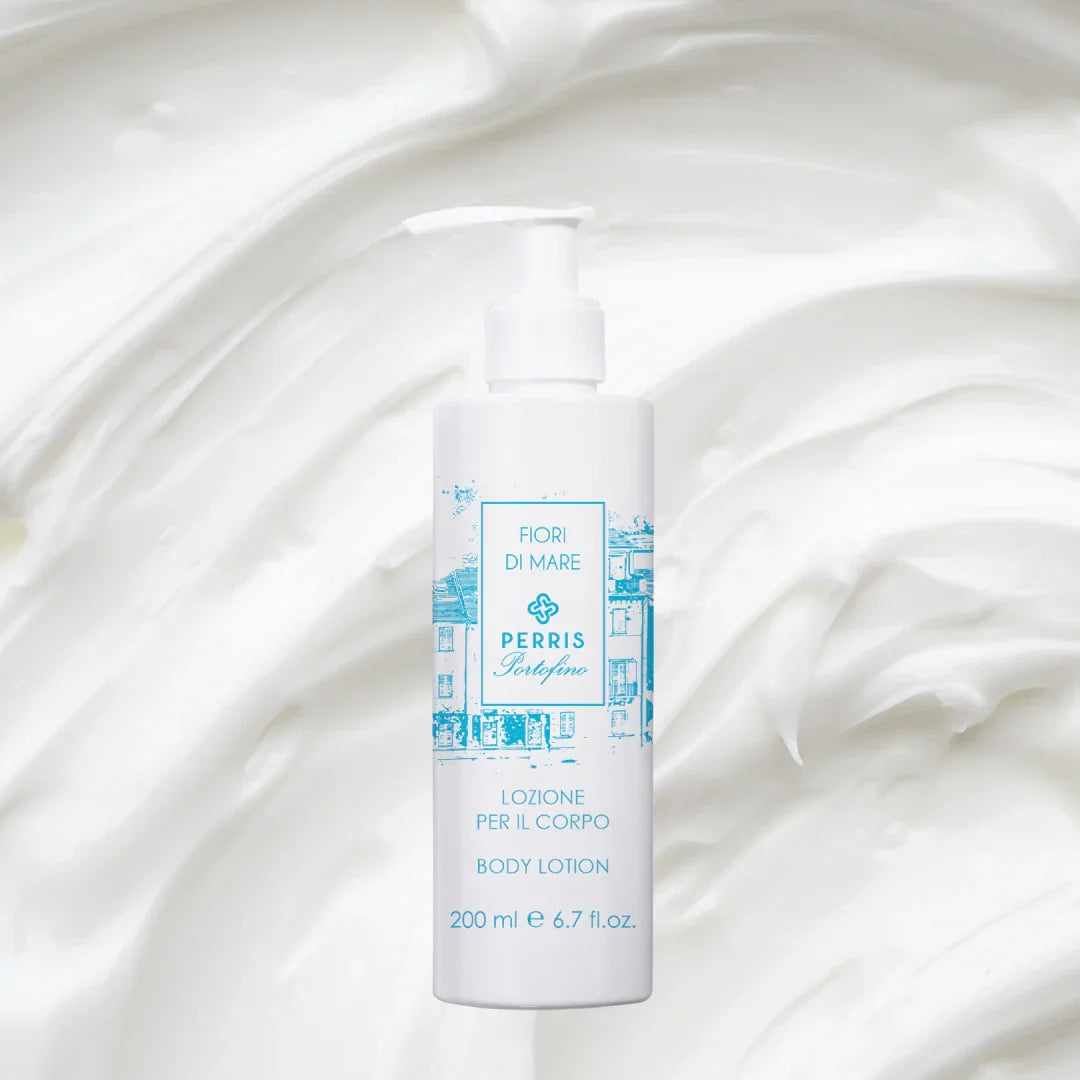 "Perris Portofino - Fiori di Mare - Body Lotion" von Perris Monte Carlo zeigt eine weiße Flasche mit Pumpverschluss und einem blauen Etikett mit Schriftzug.