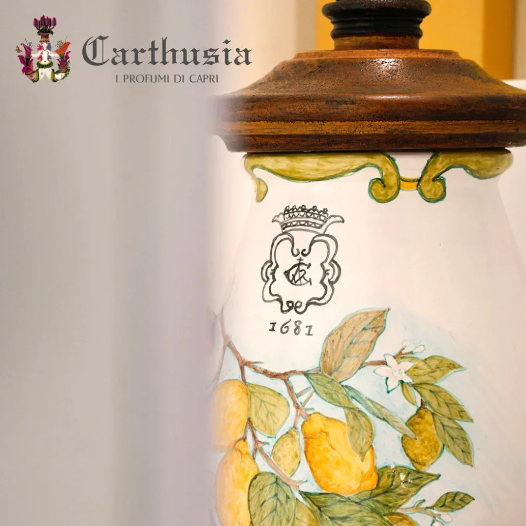 Carthusia Via Camerelle Diffuser, verziert mit gelben Zitronenmotiven und einem hölzernen Deckel, Logo oben links.