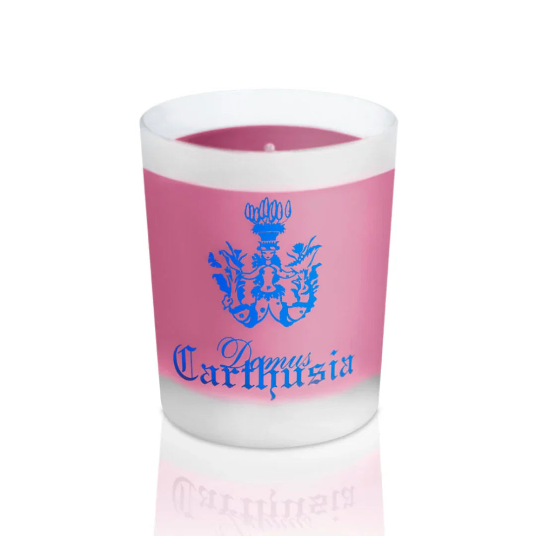 Duftkerze "Frutto di Bacco" von Carthusia in einem rosa-weißen Glas mit blauem Emblem und Schriftzug.