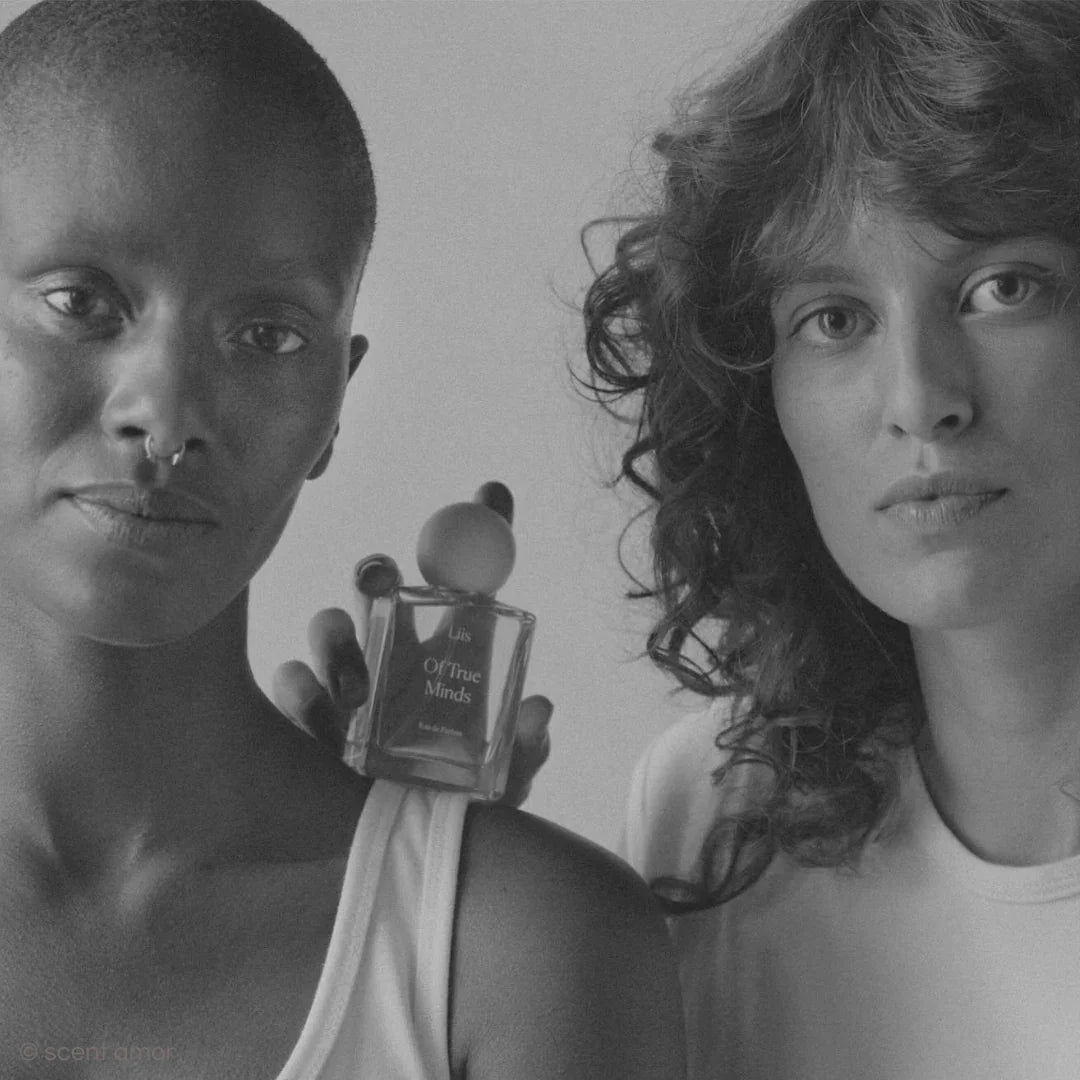 Zwei Personen halten den Duftflakon "Of True Minds" von Liis in der Hand. Der Flakon ist nahezu quadratisch und transparent.