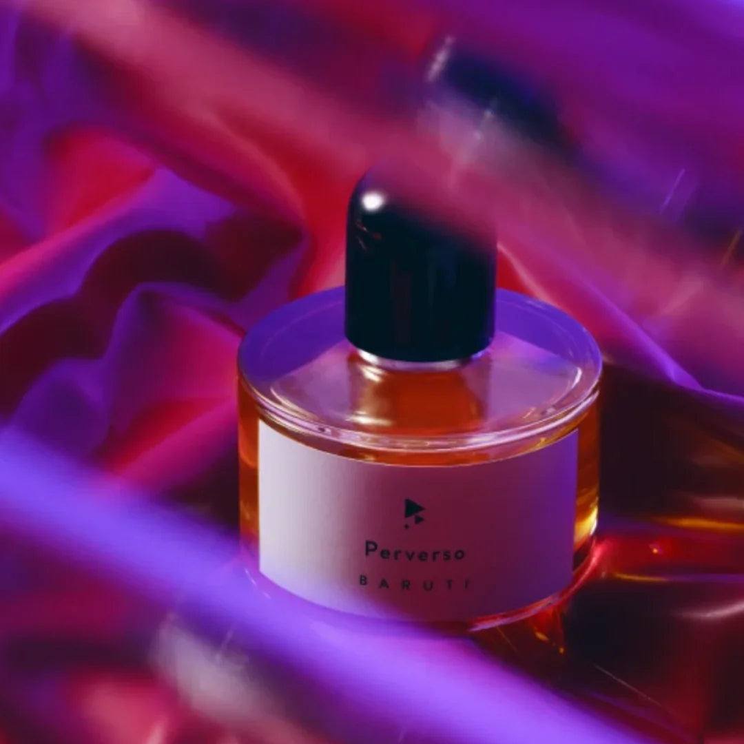 Baruti Perfumes "Perverso" Flakon mit rundem, flachem Glasflakon und schwarzem Verschluss.