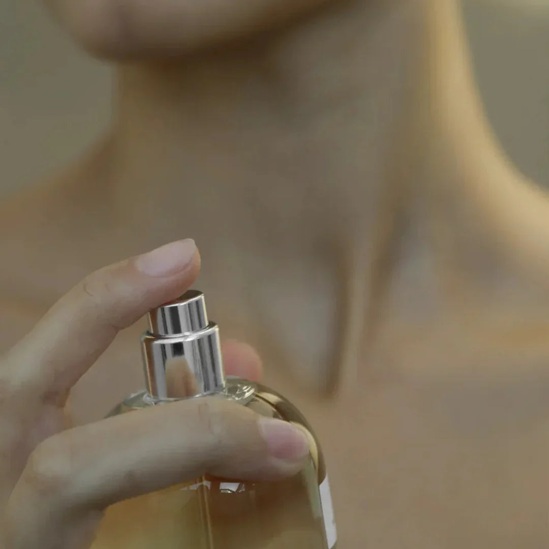 Frau hält eine transparente Parfümflasche "Ambr Super" von "SON VENÏN" in der Hand.