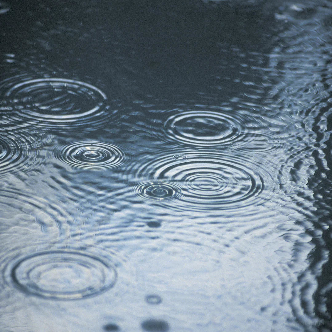 Kreise im Wasser, verursacht durch fallende Regentropfen. Produkt: PIOGGIA DEBOLE, Hersteller: Filippo Sorcinelli.