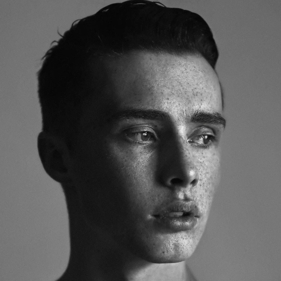 Schwarz-weiß Porträt eines jungen Mannes, Titel: "Cuir Dandy", Anbieter: FUMparFUM.