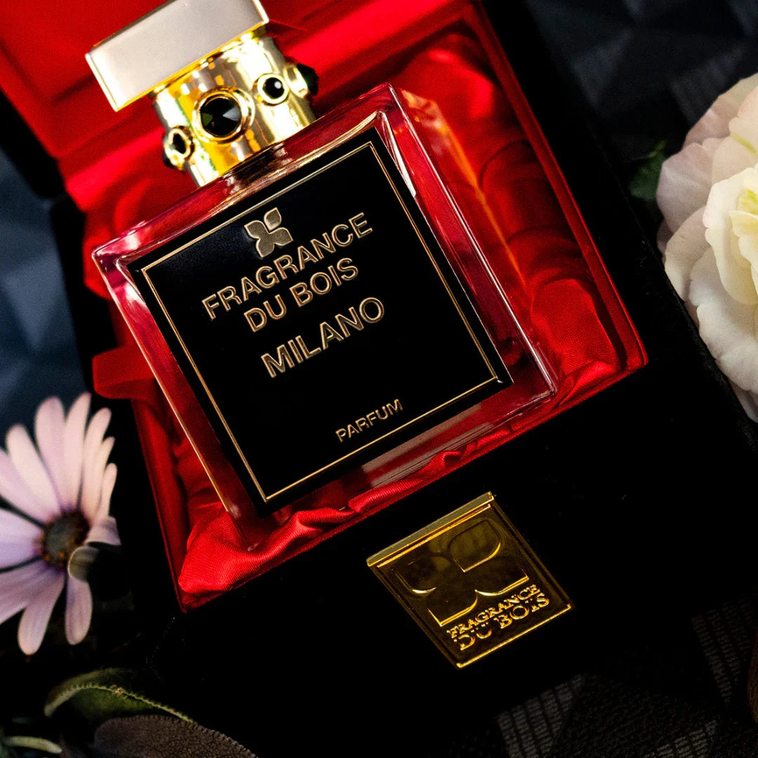Quadratischer Flakon "Milano" von FRAGRANCE DU BOIS mit schwarzem Etikett und goldenem Verschluss in rotem Samtetui.