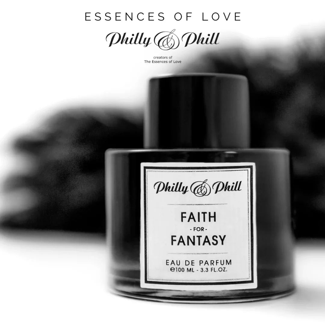 Schwarze Parfümflasche mit weißem Etikett "FAITH FOR FANTASY" von Philly & Phill. Über der Flasche steht "ESSENCES OF LOVE".