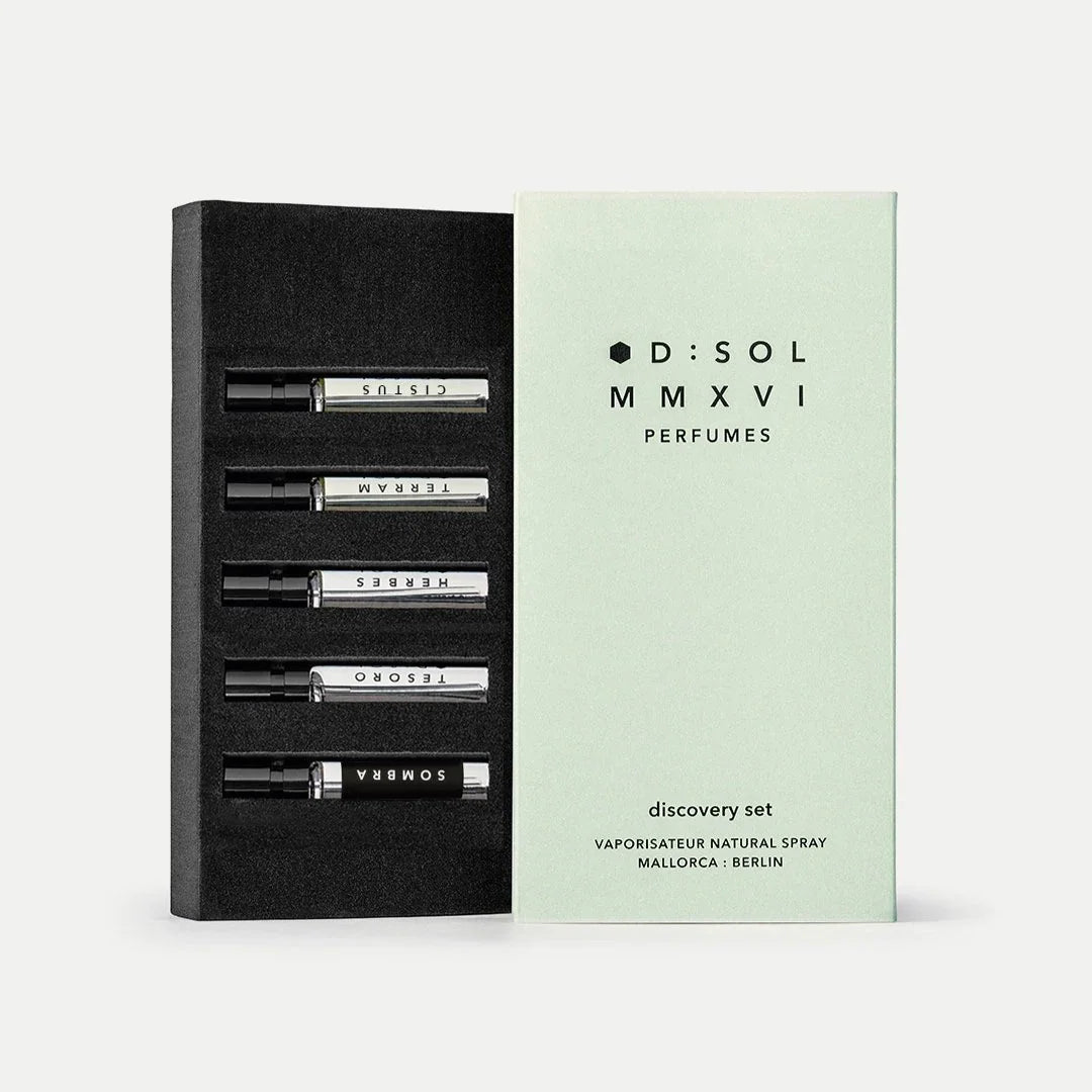 Discovery Set von D:SOL MMXVI; fünf kleine Parfümfläschchen in einer schwarzen Box neben einer grünen Verpackung.