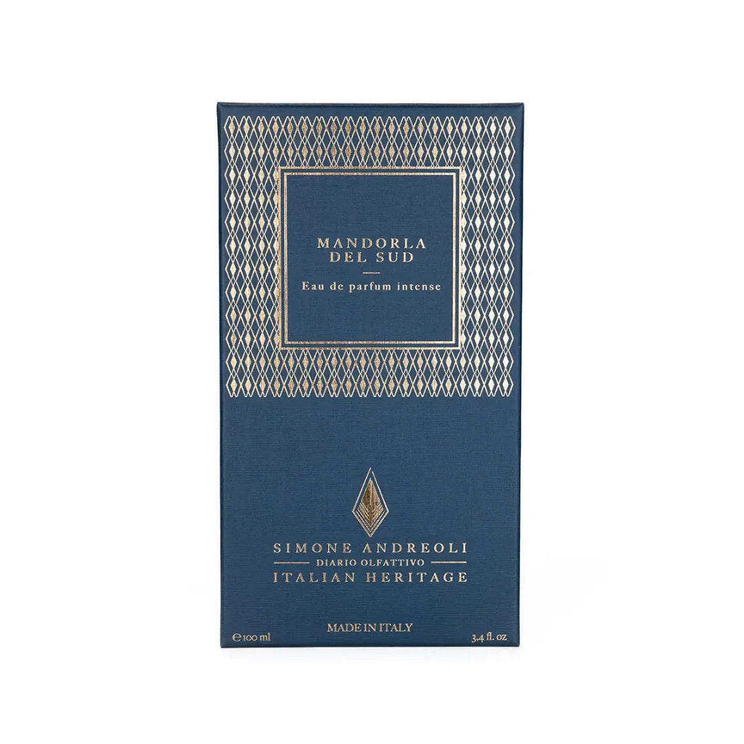 Dunkelblaue Verpackung des Parfums "Mandorla del Sud" von Simone Andreoli mit goldenen Verzierungen und Text.