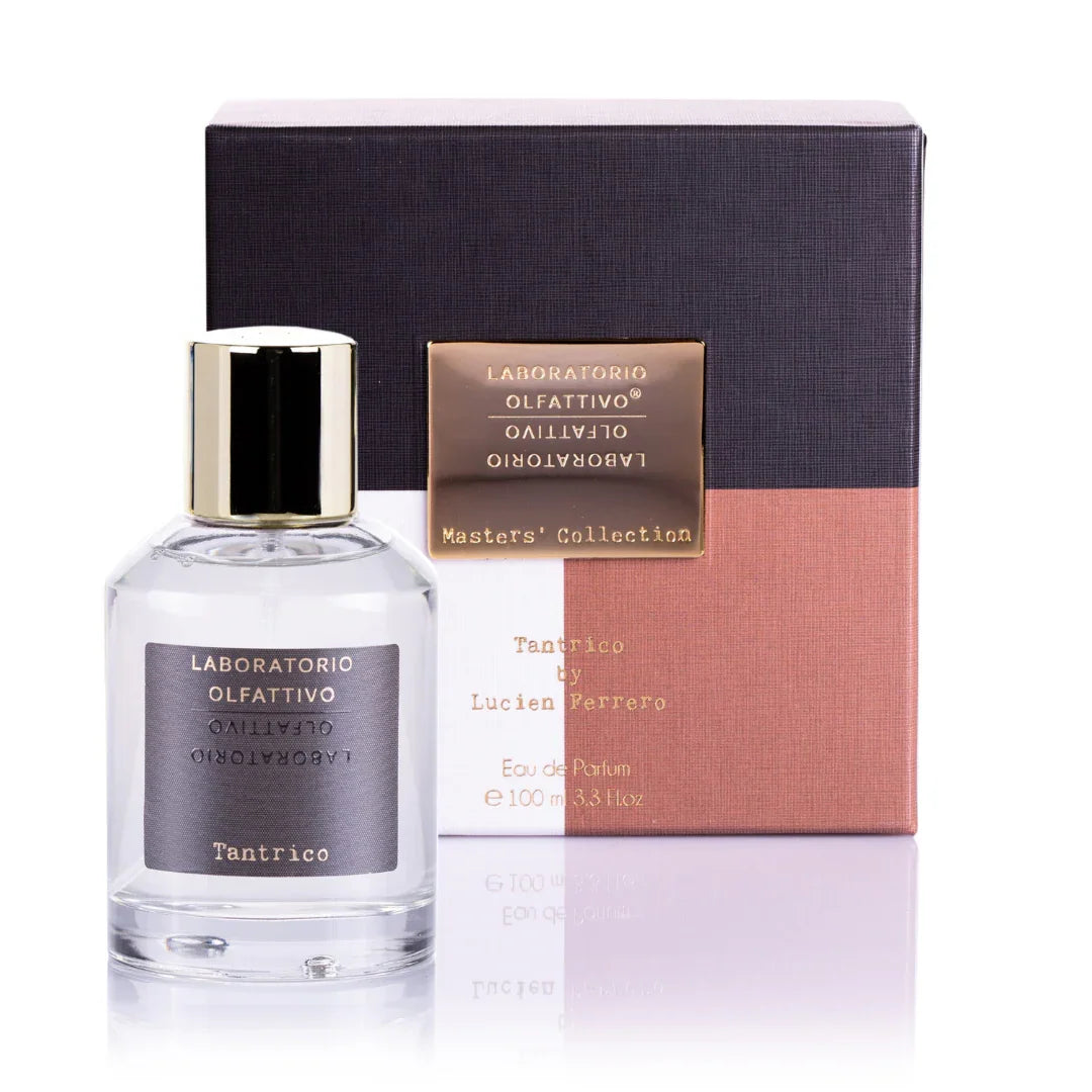 Klares Parfümfläschchen mit weißem Verschluss, Aufschrift "Tantrico". Verpackt in einer schwarzen und kupferfarbenen Box. Produkt: Master Collection Tantrico, Anbieter: Laboratorio Olfattivo.