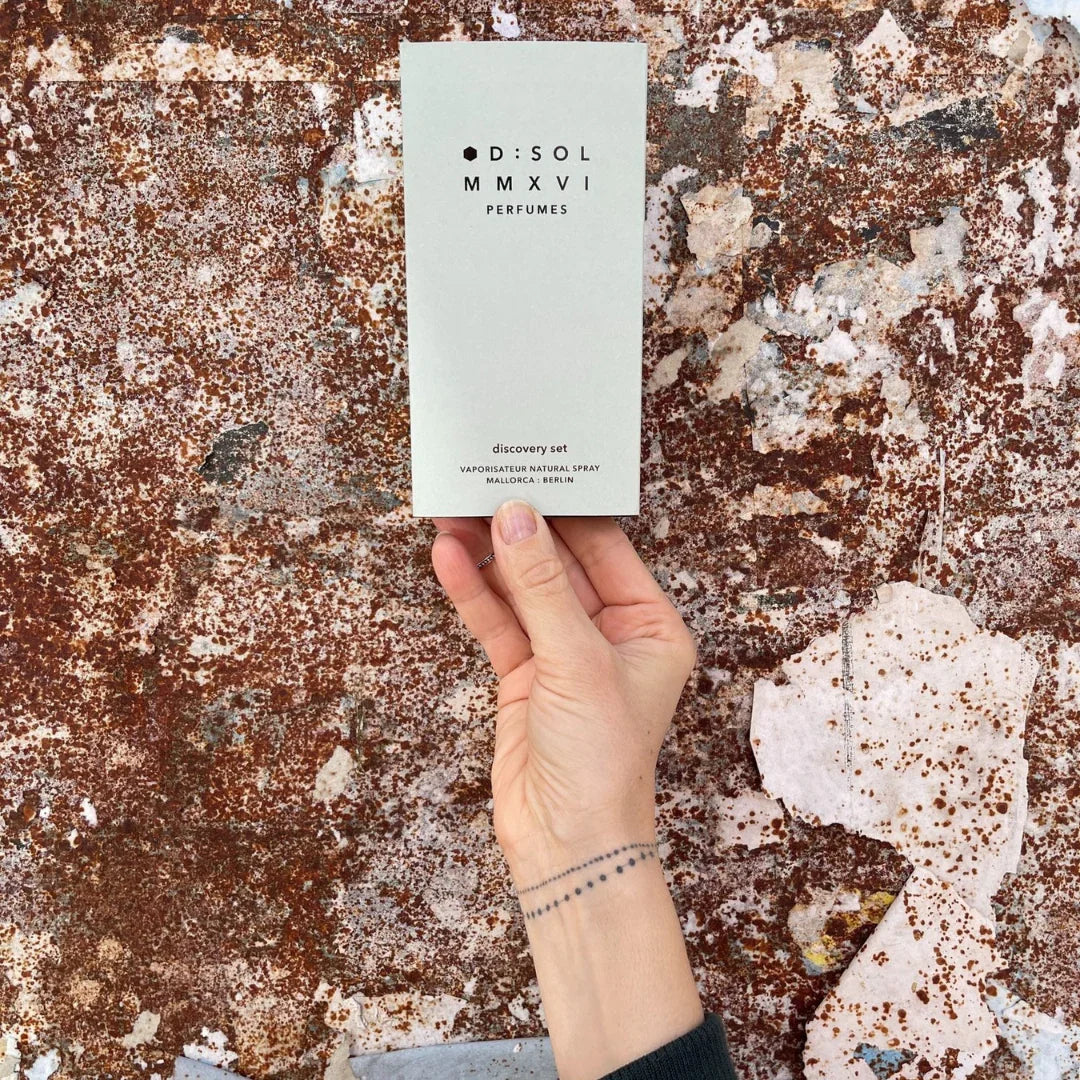 Eine Hand hält eine Verpackung mit der Aufschrift "D:SOL MMXVI Perfumes Discovery Set" von D:SOL MMXVI.