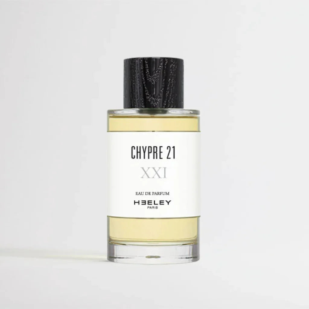 Eau de Parfum Flasche 'Chypre 21' von 'Heeley', transparenter Glasflakon mit schwarzem Verschluss und weißem Etikett.