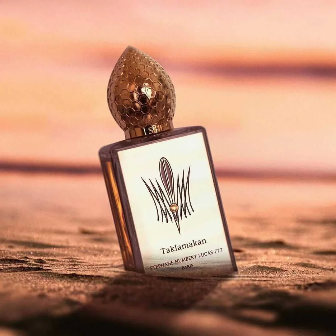 Parfümflakon "Taklamakan" von Stéphane Humbert Lucas mit goldener, strukturierten Kappe und rechteckigem Flakon.