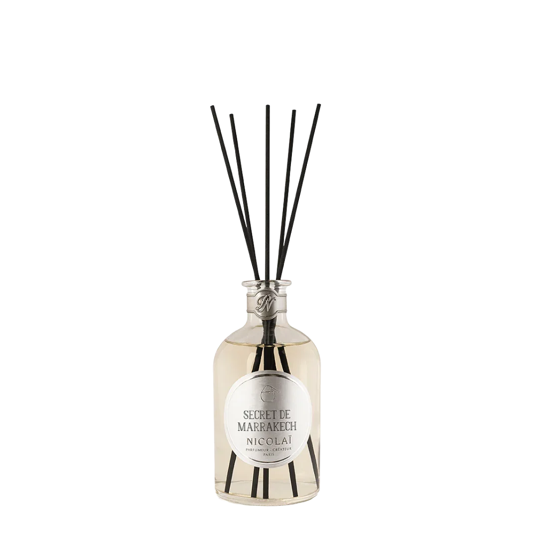 Diffuserflasche "Secret De Marrakech" von Nicolaï mit schwarzem Stäbchen, klarem Glas und rundem Etikett.