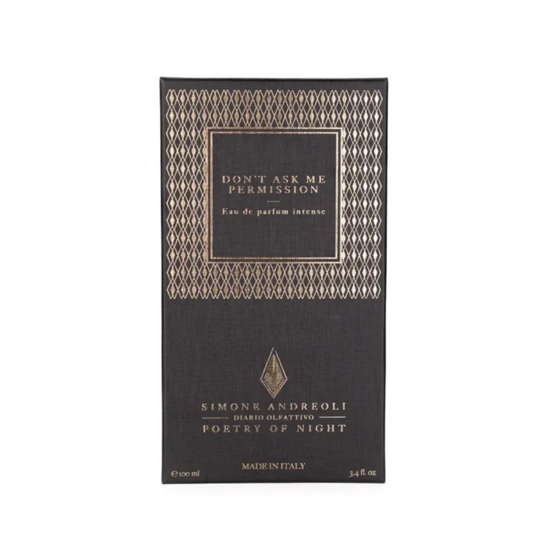 Schwarze Parfümschachtel mit goldener Schrift "DON'T ASK ME PERMISSION", darunter "Eau de parfum intense". Das Logo von Simone Andreoli ist zentral platziert. Unten: "MADE IN ITALY", "3.4 fl. oz". Produkt: Don´t Ask me Permission von Simone Andreoli.