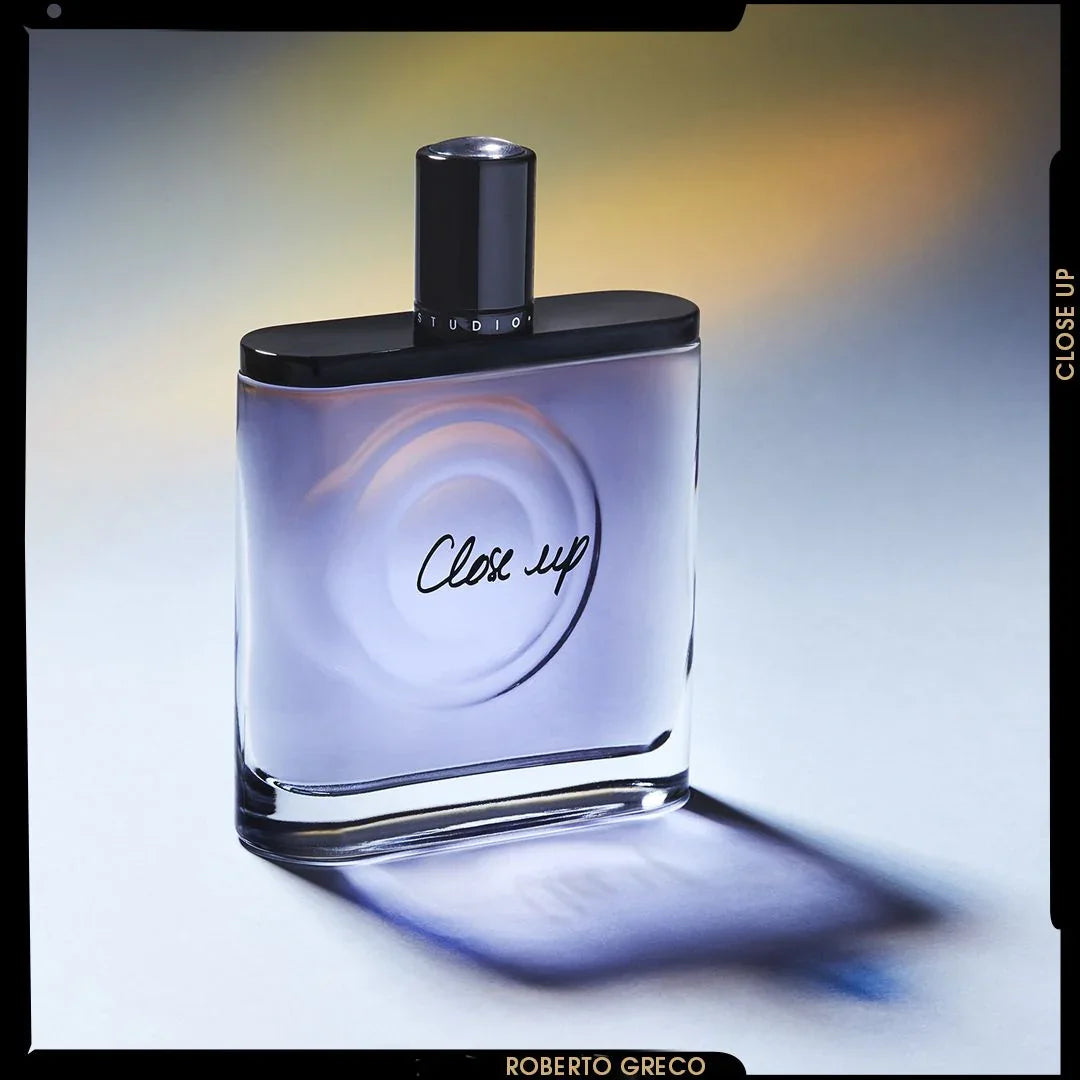 Parfümflakon "Close Up" von Olfactive Studio mit schwarzem Verschluss und durchsichtigem Glas.