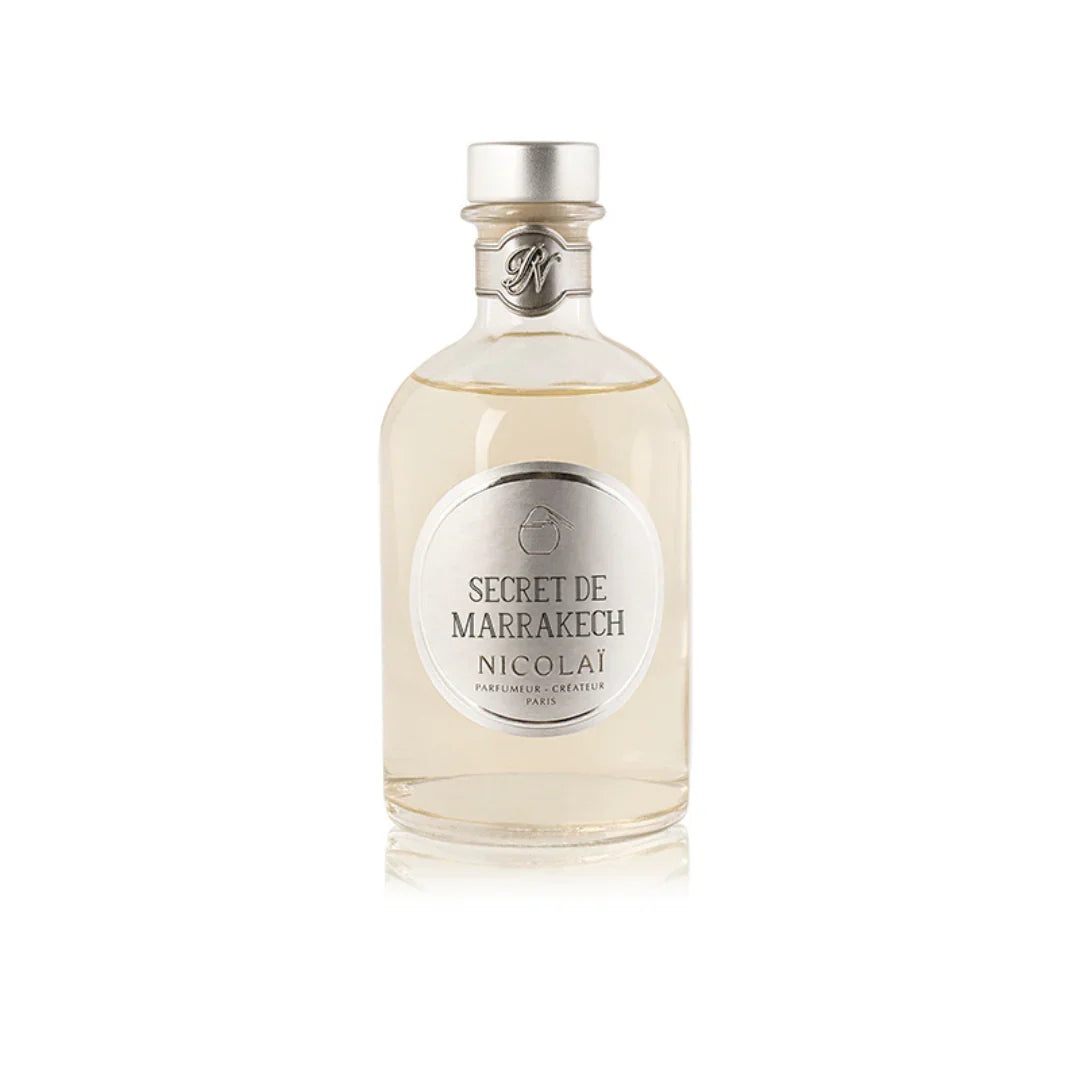 Flasche des "Secret De Marrakech - Diffuser" von Nicolaï mit durchsichtigem Glas und silbernem Etikett.
