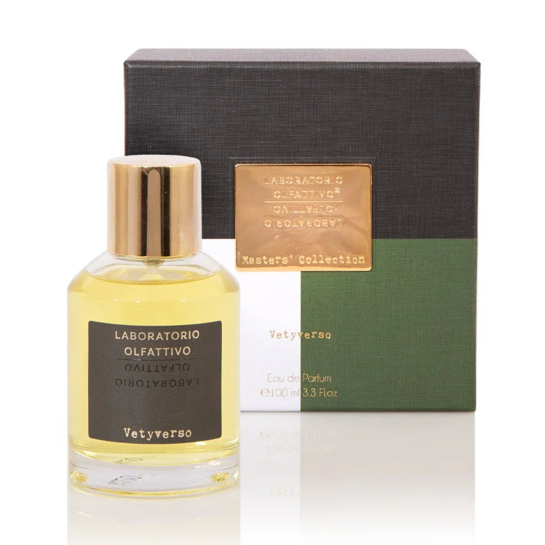 "Master Collection Vetyverso" Eau de Parfum von "Laboratorio Olfattivo", transparente Glasflasche mit goldener Kappe, schwarze und grüne Box im Hintergrund.