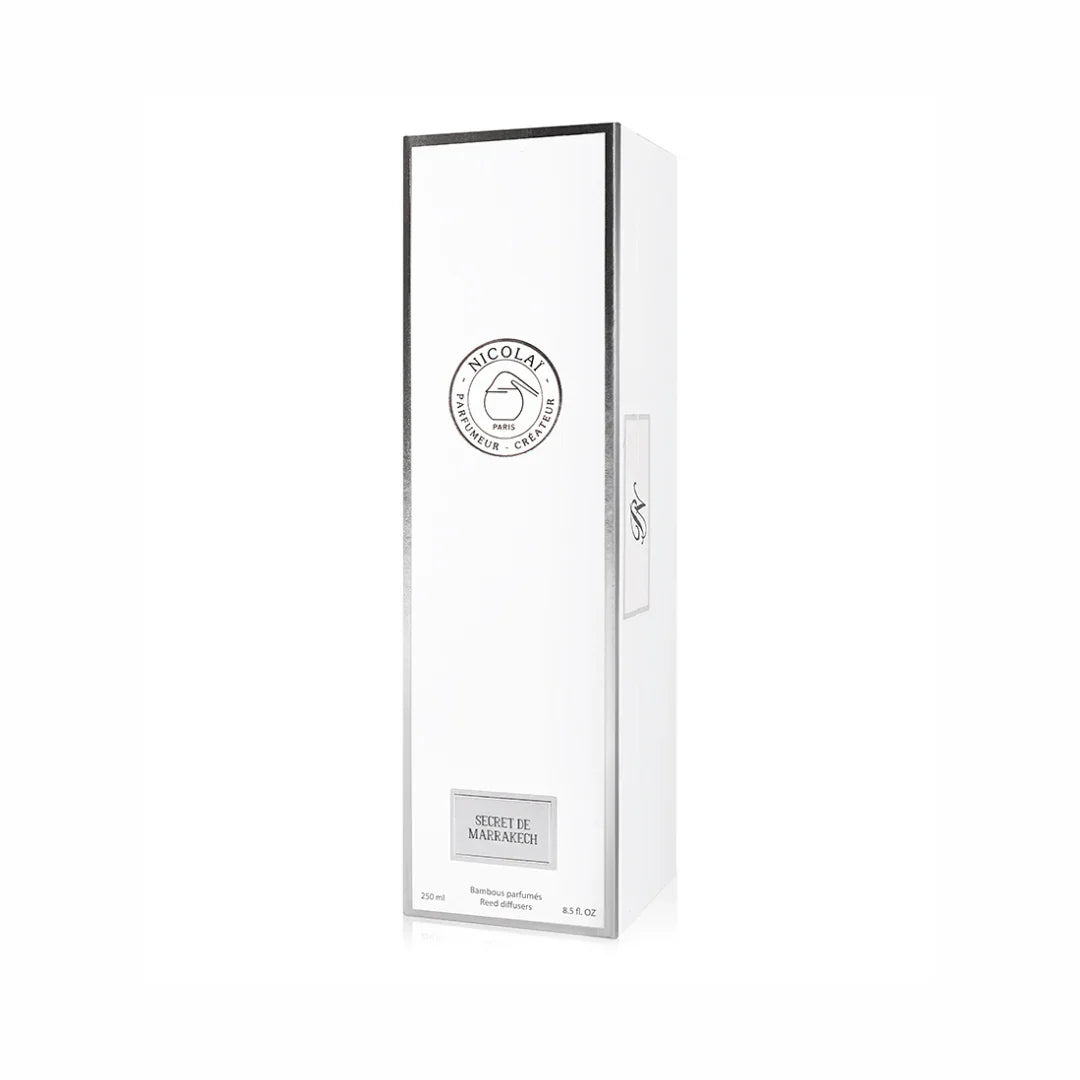 Rechteckige weiße Verpackung mit schwarzem Rand und Markenlogo "Nicolaï". Titel "Secret De Marrakech - Diffuser" aufgedruckt.