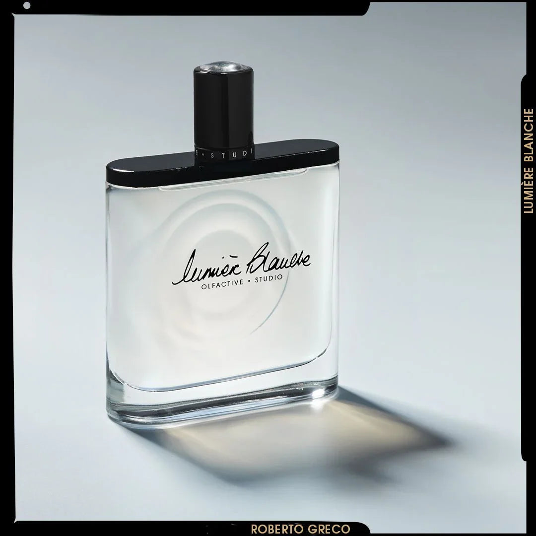 Klares Parfümflakon mit schwarzem Verschluss; Beschriftung: "Lumiere Blanche" von Olfactive Studio.