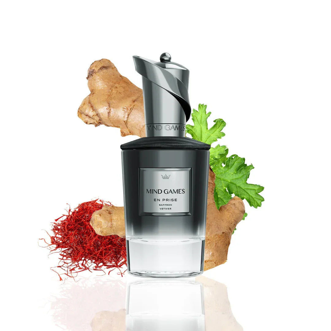 Parfümflasche "En Prise" von Mind Games, schwarzes Design mit silbernem Verschluss, umgeben von Ingwer, Safran und Blattwerk.