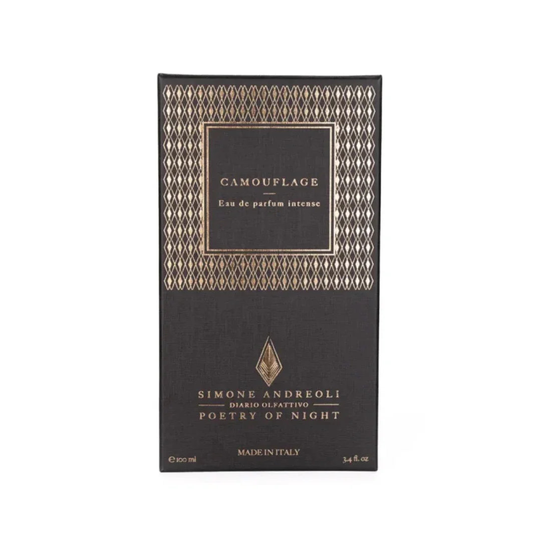 Schwarze Parfümverpackung mit goldenen Details, "Camouflage" und "Simone Andreoli" in goldfarbener Schrift.
