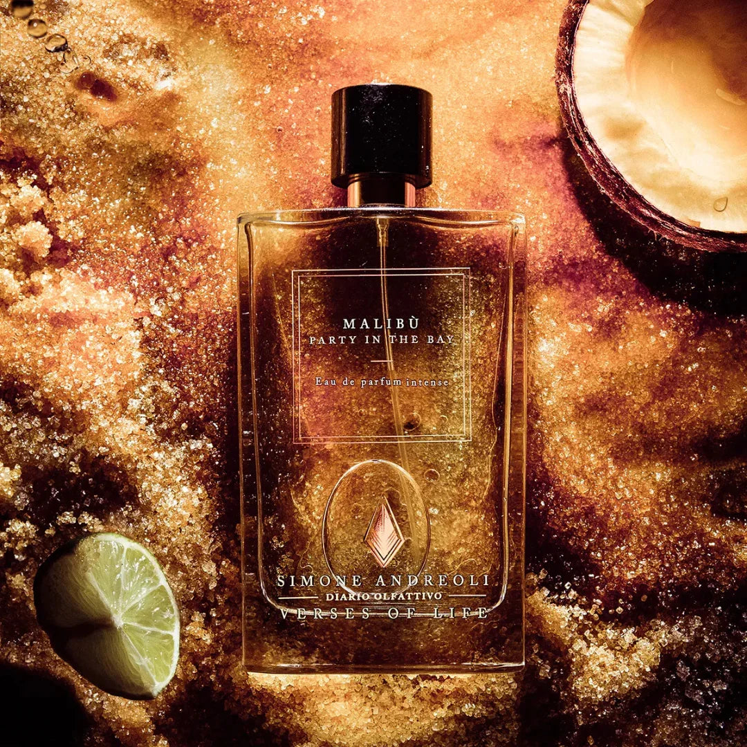 Simone Andreoli, Malibu: Glasflakon mit goldenem Parfüm, schwarzem Verschluss; Motiv mit Zitrone und Kokosnuss.