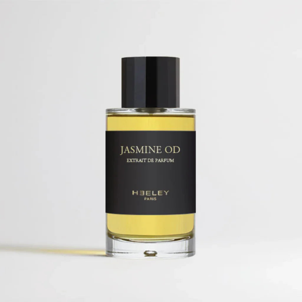 Parfümflasche "Jasmine Od" von Heeley, mit klarem Glas und schwarzem Etikett. Der Duft ist gelblich in der Farbe.