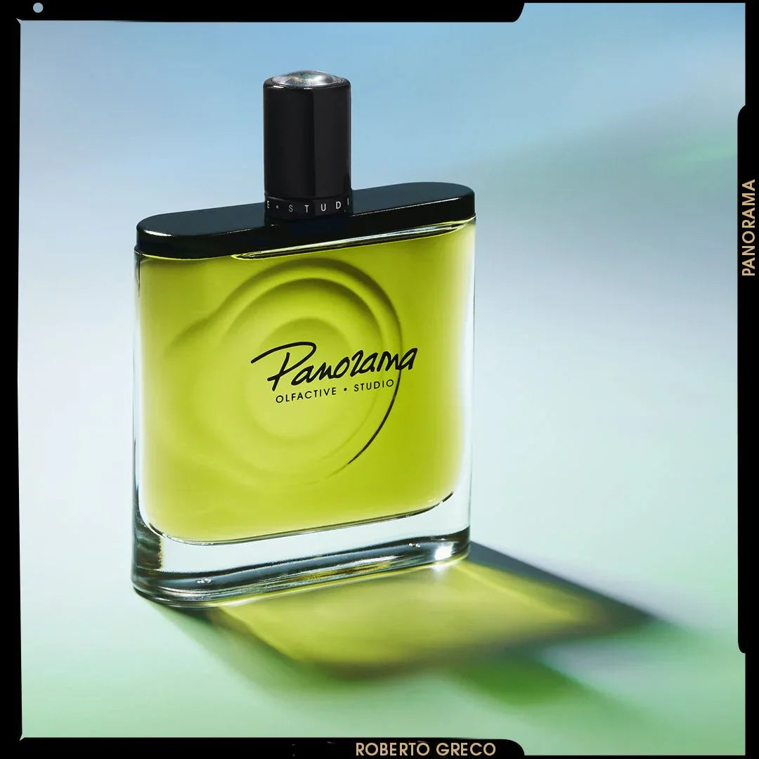 Flasche "Panorama" von Olfactive Studio mit grünem Parfüm, schwarzem Verschluss und schwarzem Schriftzug.