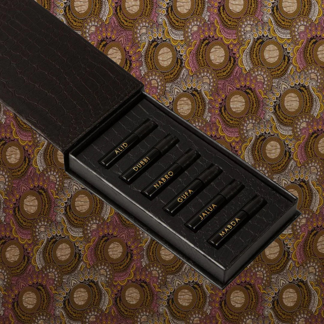 Azya Discovery Set 6 * 2 ml von Azya, elegantes Etui mit sechs kleinen schwarzen Parfümfläschchen, beschriftet.