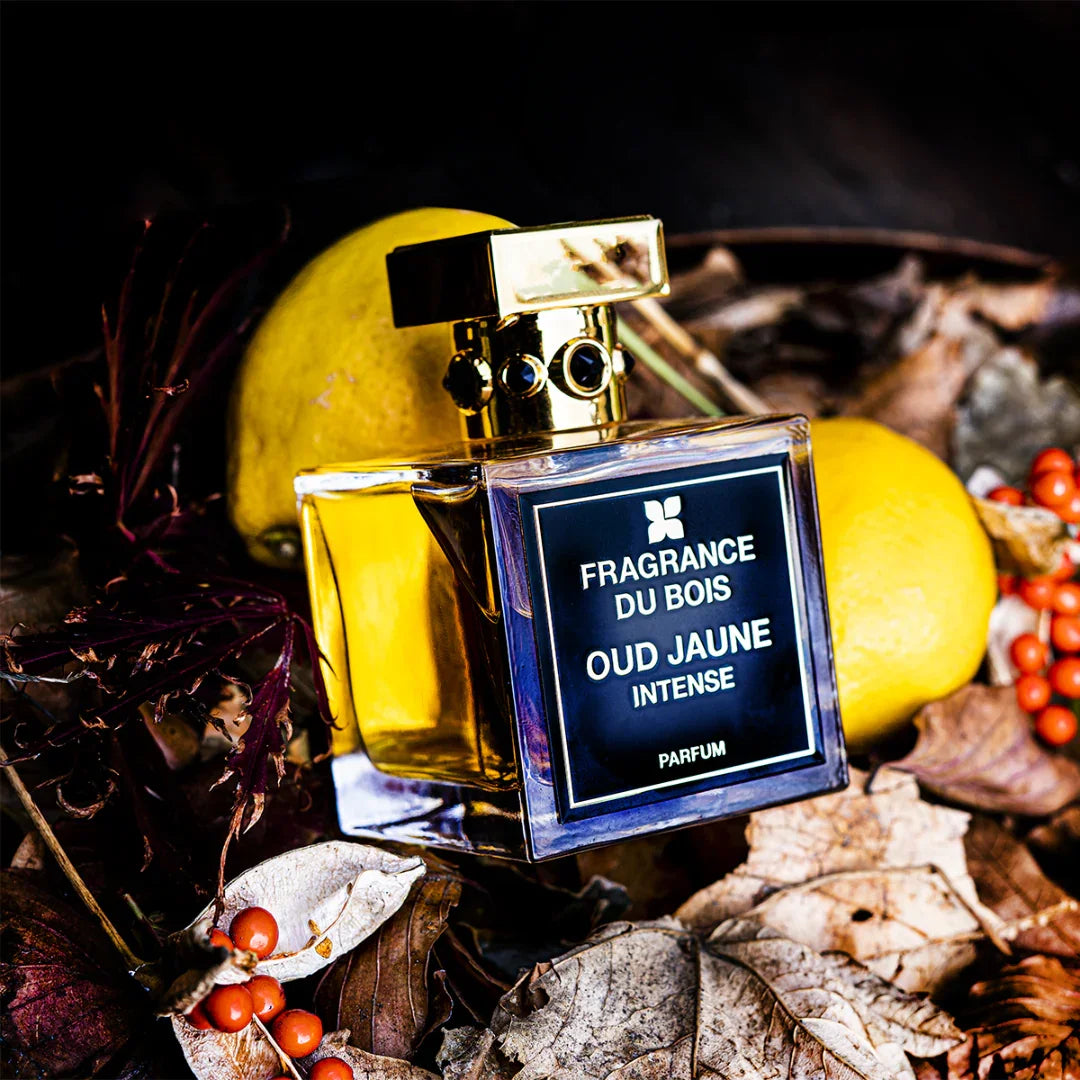 Parfümflakon "Oud Jaune Intense" von FRAGRANCE DU BOIS, rechteckige Form mit schwarzem Etikett, goldener Verschluss.