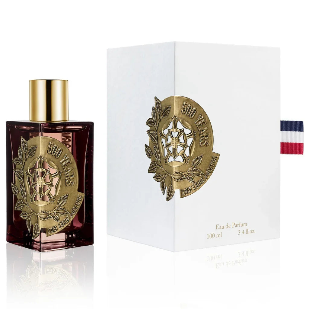 Parfümflakon "500 Years" von Etat Libre D'Orange, rechteckig, dunkelrot mit goldfarbenem Verschluss und Emblem.