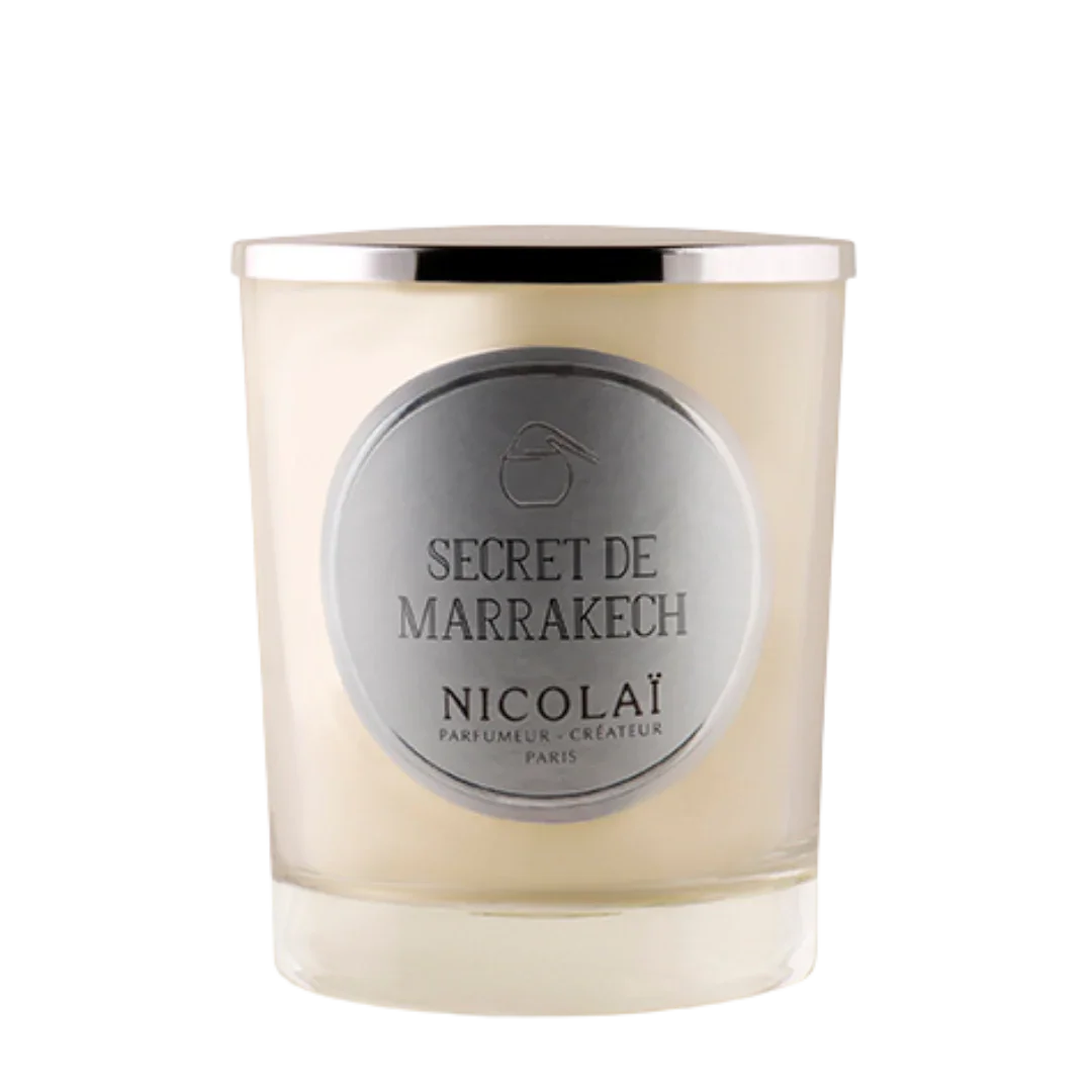 Duftkerze „Secret De Marrakech“ von Nicolaï mit silbernem Deckel und grauem Etikett auf dem Glas.