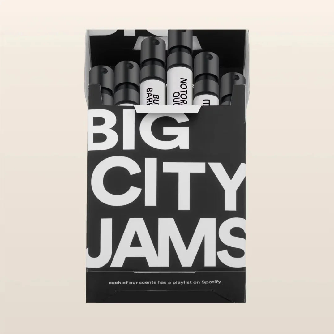 Discovery Set Big City Jams von D.S. & Durga. Eine geöffnete schwarze Box mit der Aufschrift "BIG CITY JAMS", gefüllt mit mehreren Sprühfläschchen.