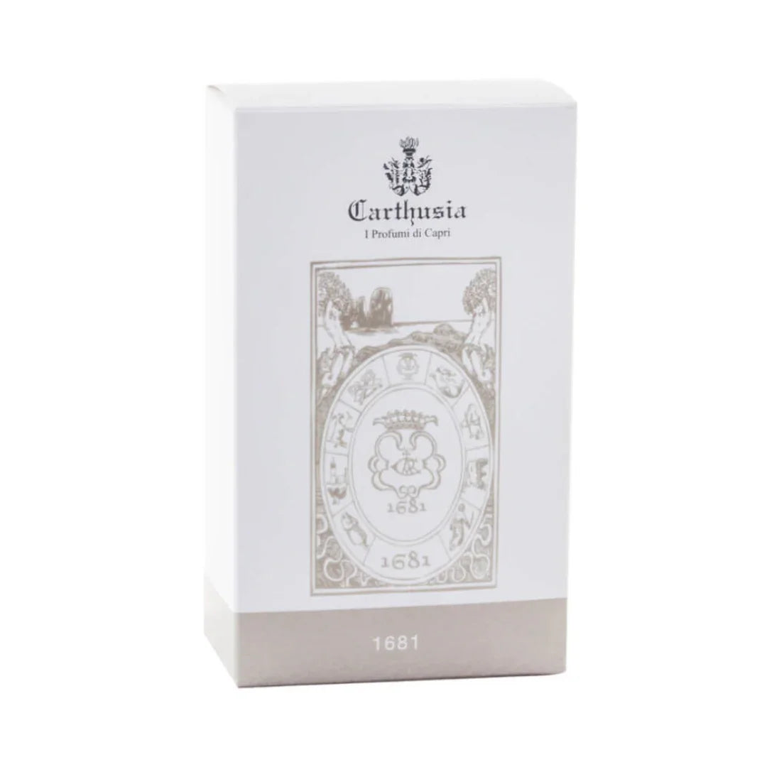 Carthusia 1681 Parfümverpackung mit elegantem, hellen Design und verzierter Schrift im oberen Bereich.