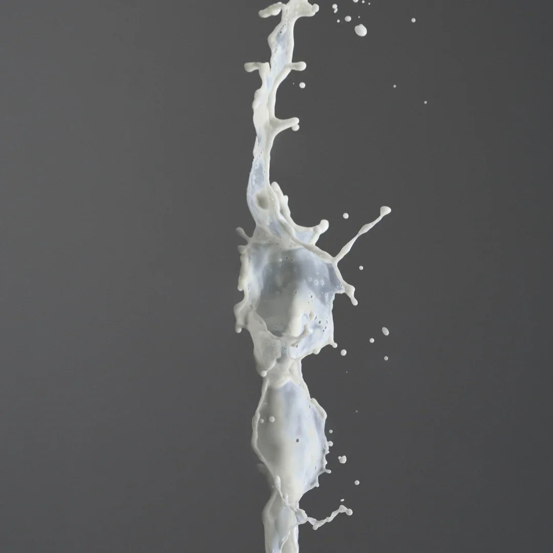 Flüssigkeitsspritzer in der Luft, die an Mondmilch erinnert. Produkt: Moonmilk. Hersteller: Stora Skuggan.