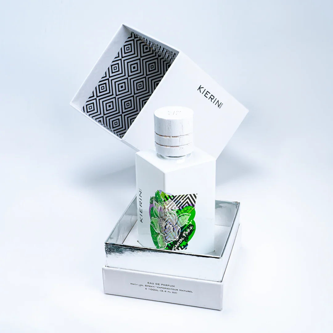 Weiße, rechteckige Flasche mit "Santal Park" Aufschrift und geometrischem Design auf der Verpackung. Hersteller: Kierin NYC.