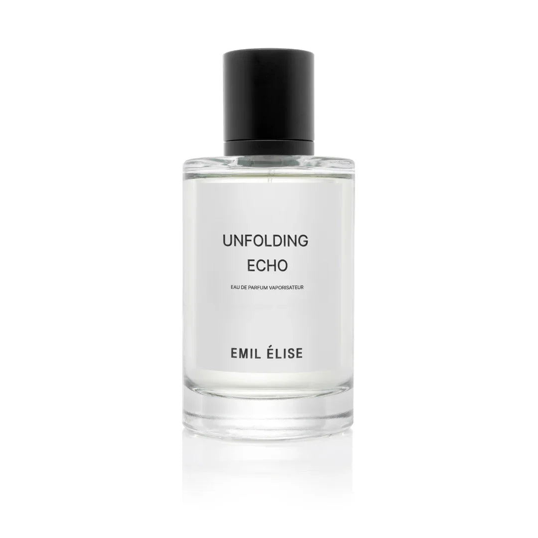 Klare Glasflasche mit schwarzem Verschluss, gefüllt mit Parfüm. Aufschrift "Unfolding Echo" und "Emil Élise" auf der Vorderseite.